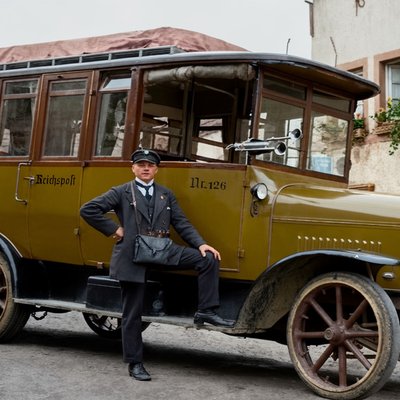 Matthias Herrig mit seinem 1. Postauto