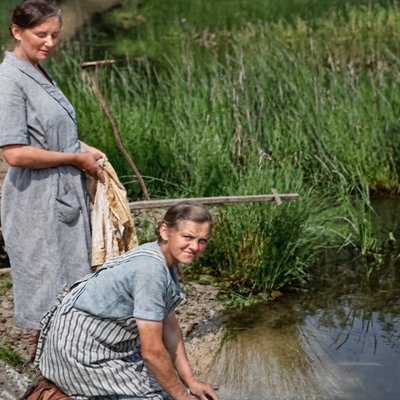Pauline und Barbara Wingenter beim Waschen um 1930