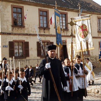 Kommunionkinder vor der alten Schule