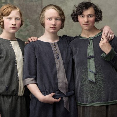 Drei junge Mädchen um 1926