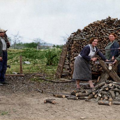 Frauen beim Holzschneiden